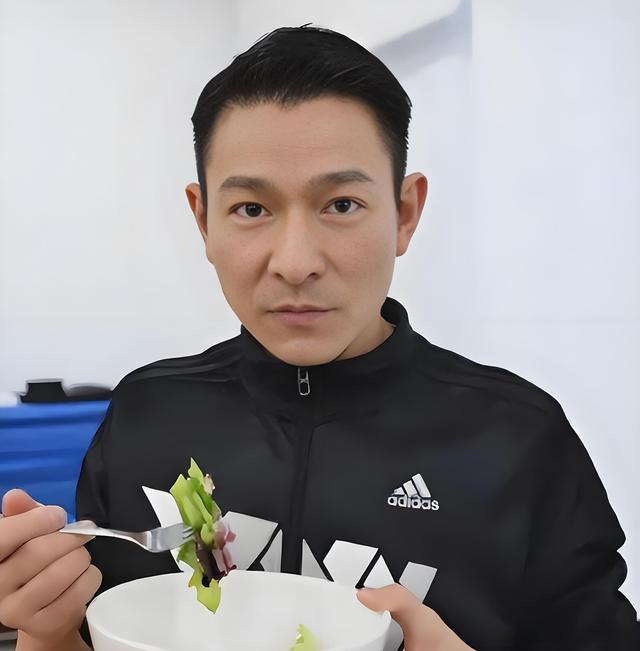 刘德华饭局的应酬照流出，满脸的无奈和不情愿！