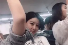 坐地铁时碰到最美阿姨，偷瞄她时被发现，该怎么办？”哈哈哈图片