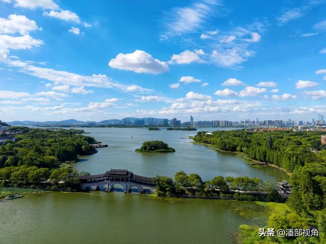 蓝天白云下的无锡蠡湖，浪漫如诗，心随浪逐，梦与湖共舞。