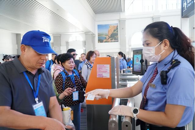 开启银发族的金秋之旅！“山海体旅·丹香号”银发旅游专列城阳启程