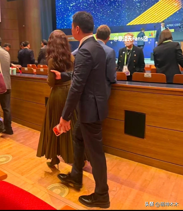 刘强东搀扶章泽天，女方态度冷淡疑似冷战，像极黄晓明给杨颖提裙