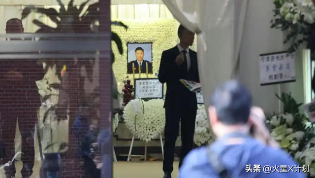 衣服真的不能乱穿|香港牺牲消防员路祭，民政专员因着装不当致歉