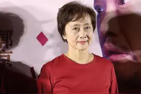 73岁黄梅莹亲身示范：不烫老年头，穿衣色不过三，老了也没大妈感图片