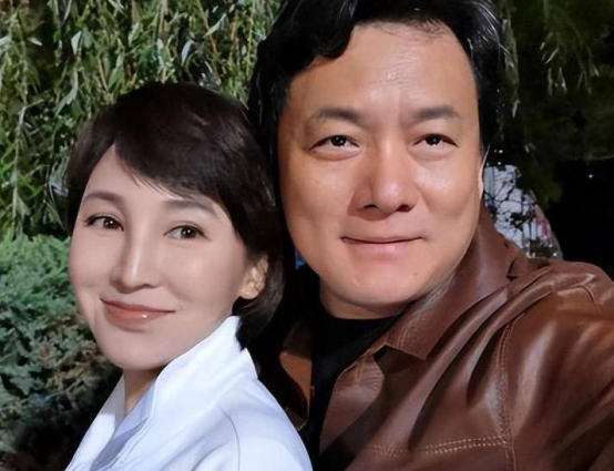 她19岁与导演私奔，在地下室裸婚连生3胎，今被丈夫用7部剧捧红