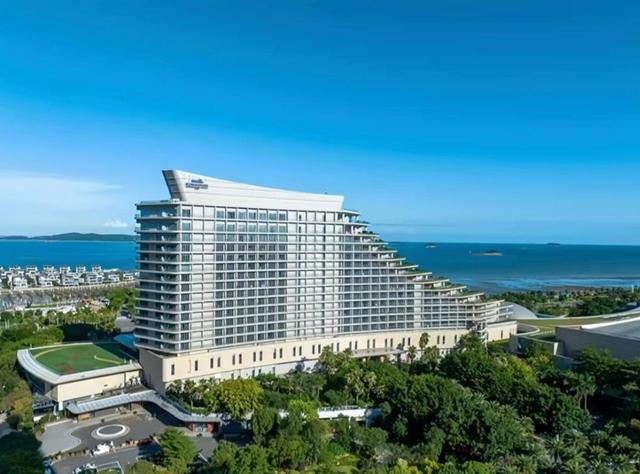 厦门国际会议中心酒店，拥有520间客房和套房，与金门岛近在咫尺