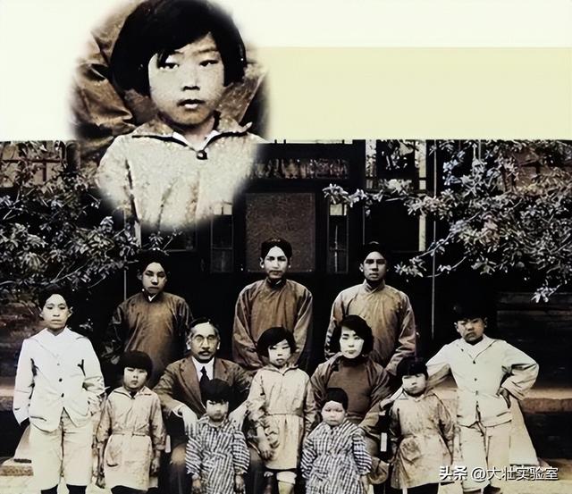 王光美有多美？1940年王光美在大学留影，19岁气质出众