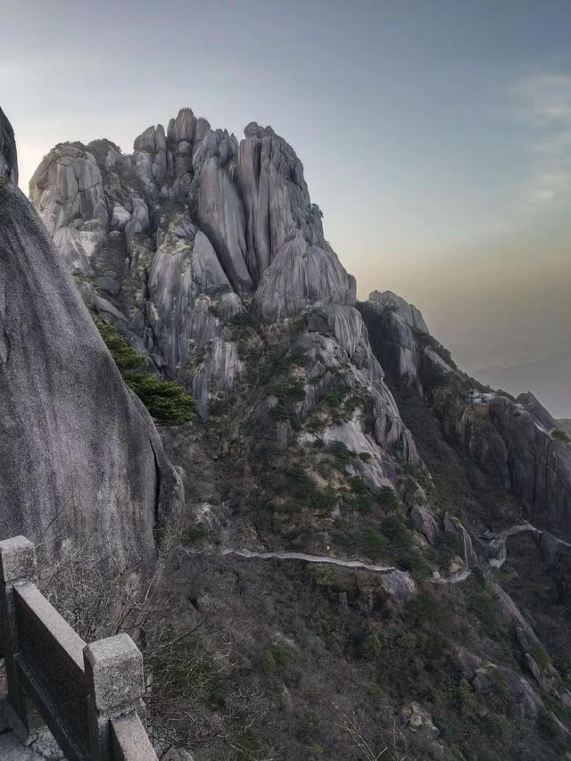 漫步黄山松掩山丛树杪，云隐仙踪徒步蹬道千阶