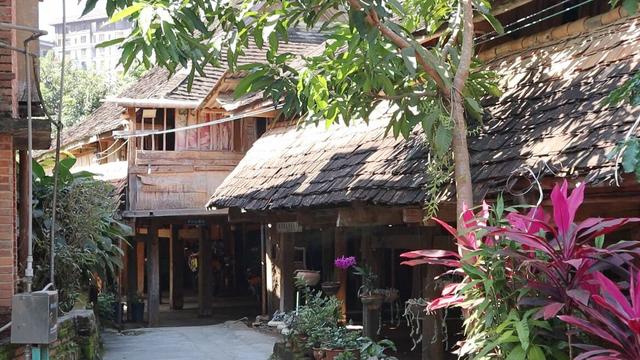 云南边境西双版纳，真正的千年古寨，当地村民还住在吊脚楼中