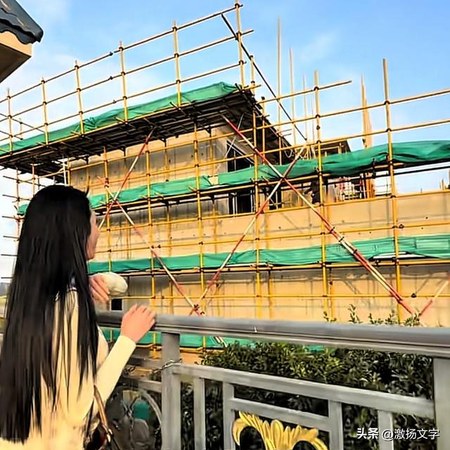 全红婵家新房旁的美女邻居	，建房时有影响的那棵大树就是美女家的