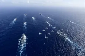 帅！中国双航母编队首次联合演练，霸气横竖都溢！图片