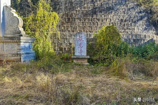 《徐霞客游记》中两次提及的报恩寺就在大理鸡足山上，但路况堪忧