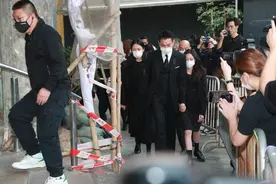 刘德华双眼红肿送亡父，年迈刘母悲伤露面，被护送提早离开灵堂图片