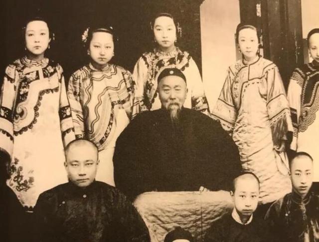 此人是彻头彻尾的民族败类，但现在某些人却在竭尽所能地美化他