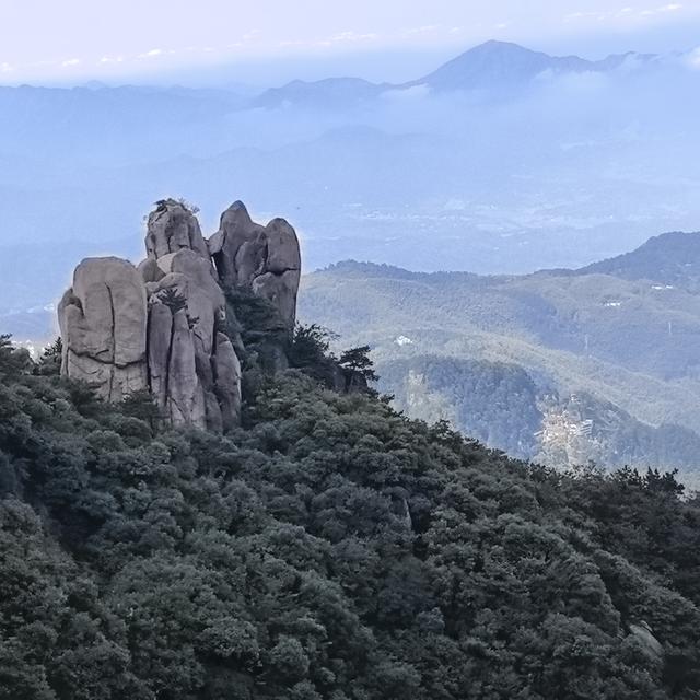 九华山是佛教名山地藏菩萨道场，景区很大，有自然景观与众多佛殿