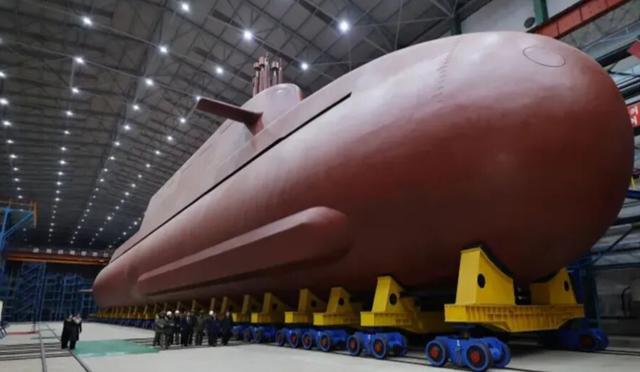 日本叫嚣拥核	，金正恩亲自指挥一颗导弹“砸向日本海	”，高市傻眼