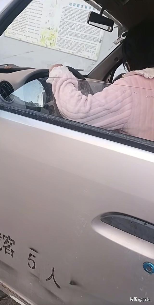 鹤岗13岁女孩凌晨卖鸭蛋惹争议，妈妈晒出“豪车”回应！