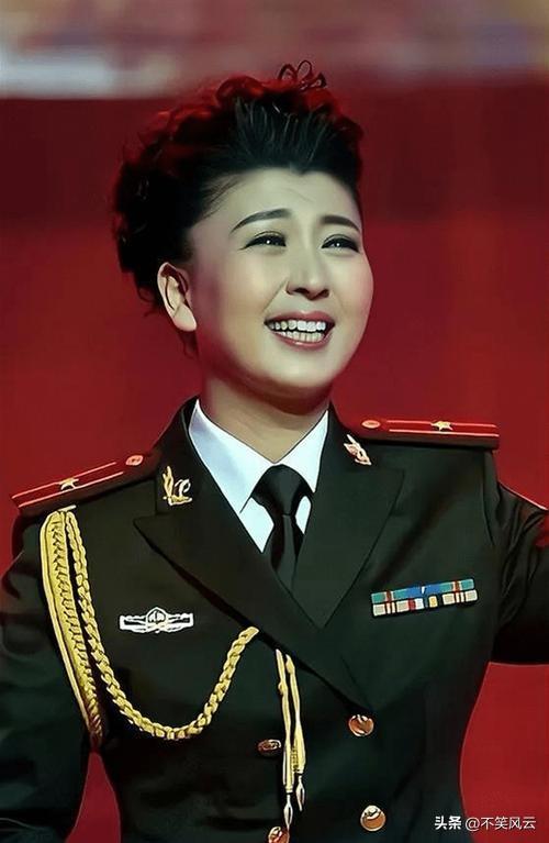 拔出萝卜带出泥！官媒下场后，闫学晶被曝身份造假，宋丹丹说对了