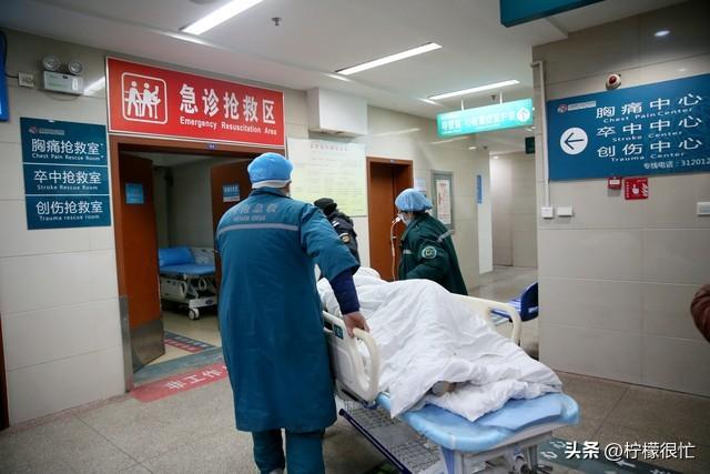 妹妹结婚我随礼18万,临走时她给我偷塞了个包裹,打开一看，我泪奔