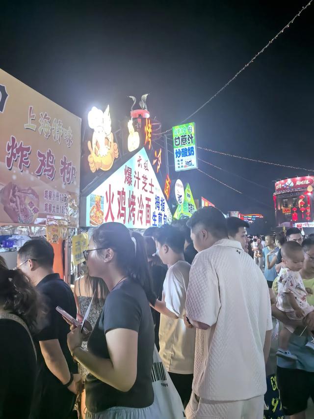 北京最大的夜市！逛三个小时完全没问题！停车场有十个！人山人海