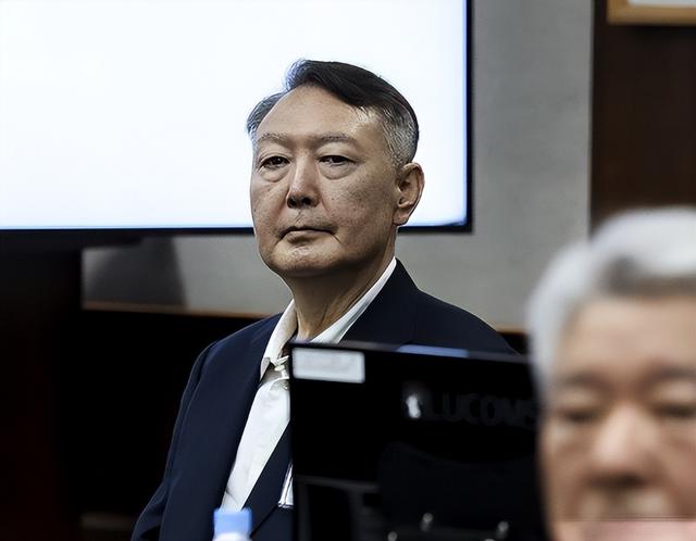 尹锡悦终于出庭受审，身形暴瘦“满头白发”，当场控诉不公待遇