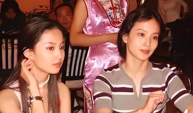 刘亦菲母亲刘晓莉：今66岁仍单身，身材傲人，长得比女儿还漂亮