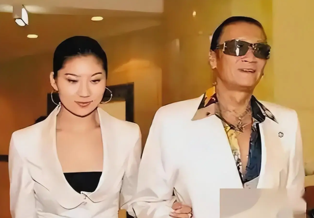 被谢贤养了12年，用青春换来2000万的Coco，已经走上了另一条道路