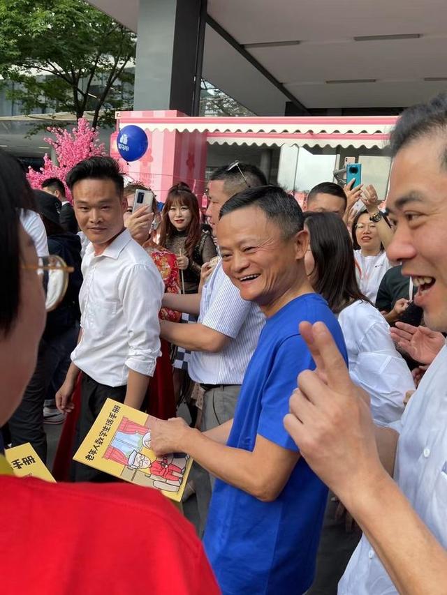 马云61岁了，用61张照片看他一路走来的故事！（真的感慨万千）