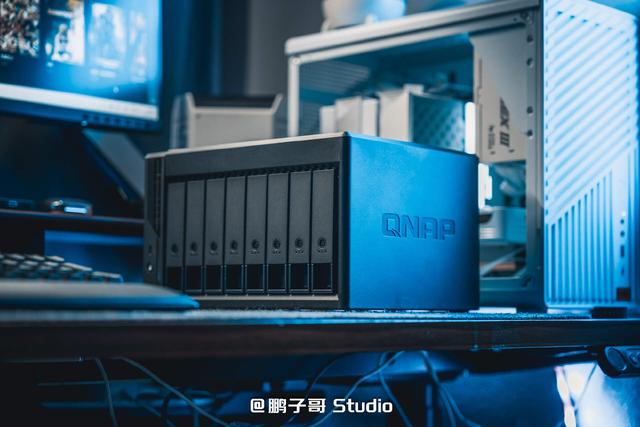 威联通新品NAS Qu805开箱：家用级定价、企业级性能,真香!