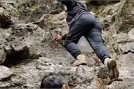 华南F3为了祭祖有多拼？爬十分钟悬崖，自制小船渡水，无人机和机械狗都出动了！图片