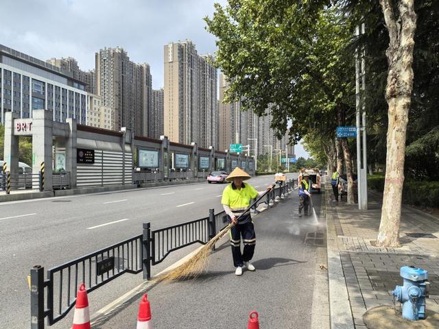 暴雨后郑州市区交通秩序已恢复正常