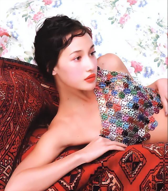 混血女星李美琪靓丽写真！不是丰乳肥臀也能性感火辣