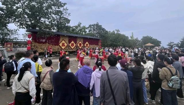 双节在地平线下赴千年之约：地坑院里的非遗狂欢与盛世欢歌