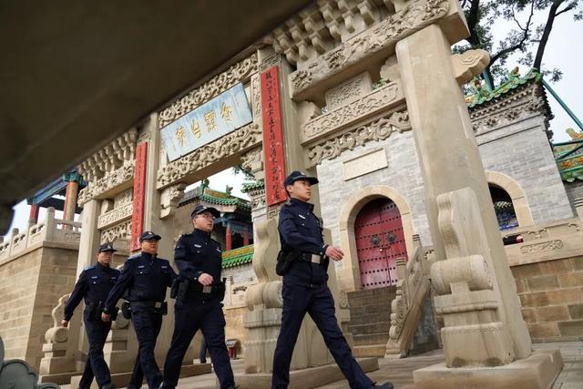 龙山石窟映红叶，崛围山间燃丹枫！太原警方 “美景+安全”双护航，秋游放心冲