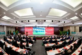 武汉大学130周年校庆，中诚信集团创始人毛振华向武汉大学捐赠1亿元图片