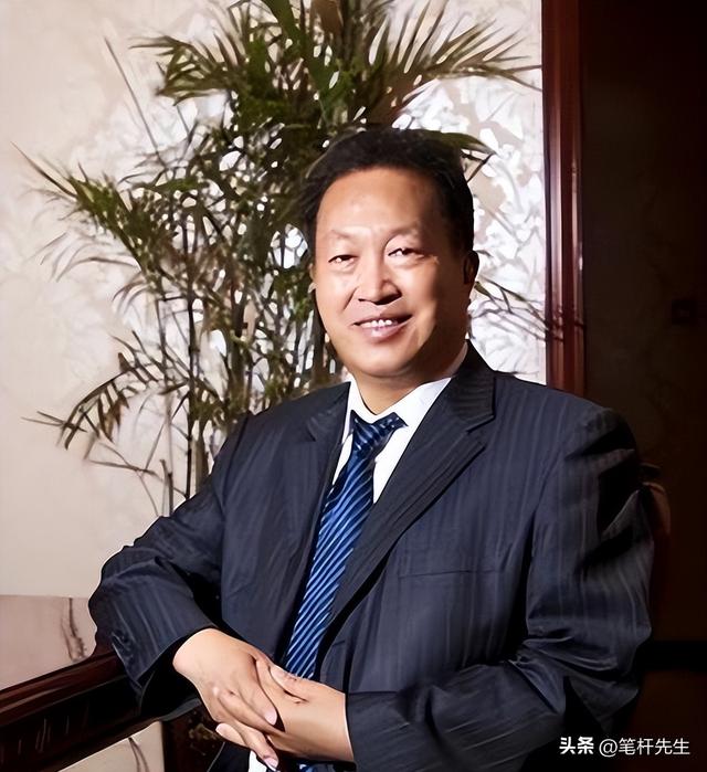 出门有多名女秘书陪伴，非法敛财100亿，昔日首富还是付出了代价