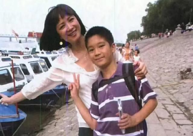 许何弯着腰抱着何晴遗像,背影很难过,许亚军没来给何晴撑伞!