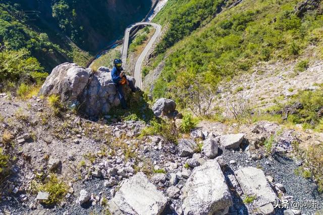 独立悬崖之巅,俯瞰壮美金沙江,尽情领略其“如玉”的一面