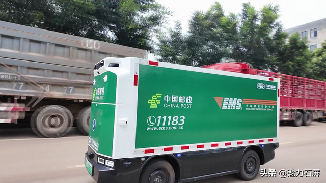 无人驾驶快递车亮相石屏街头