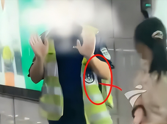 女子打地铁安检员事件升级！丑恶嘴脸曝光，原因被扒，全网已社死