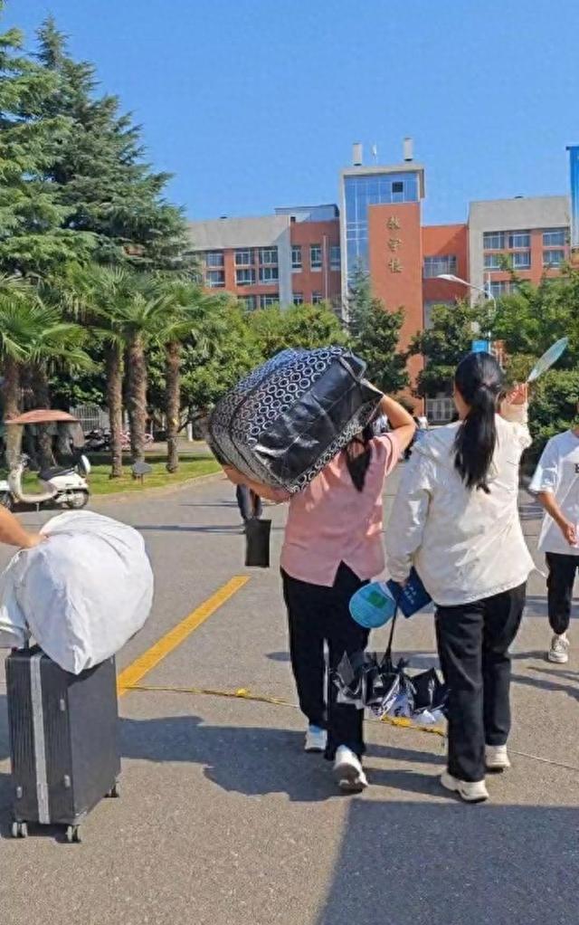 适应不了北方生活！开学第一天就退学，名校也留不住！