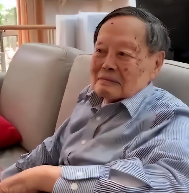 杨振宁离世仅半月，翁帆近况曝光，入职清华没编制，明年剑桥留学