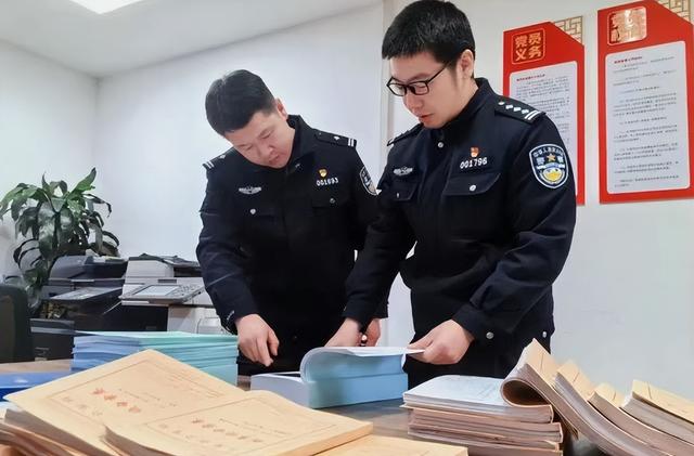 年薪600万华为高管，美国公民身份被扒，带13人窃密 下场大快人心