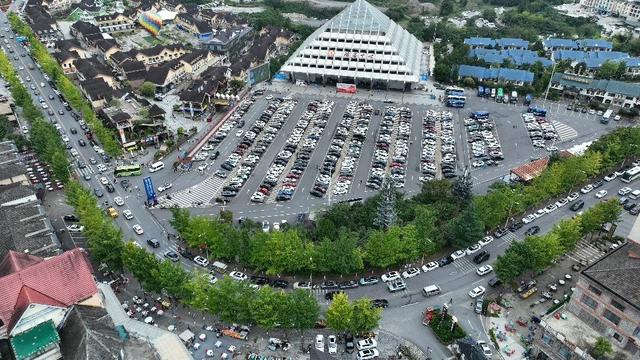 国庆假期武隆景区人气火爆，秩序井然氛围浓，国潮盛宴引客来