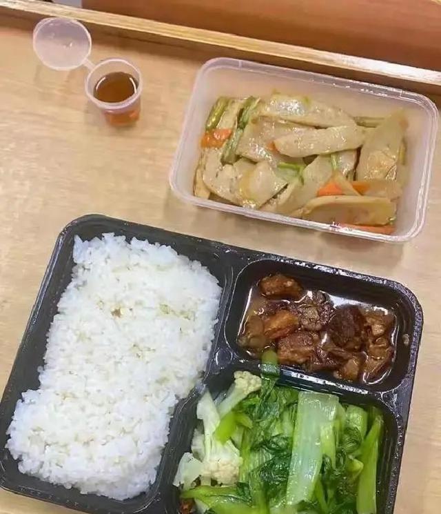北京下了死命令：2027年底前，所有中小学必须告别“校外配餐”