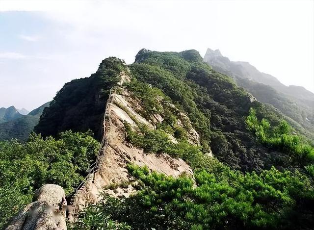 又甩锅了！男子爬山坠亡，妻子要求景区赔钱，景区：自己掉下去的