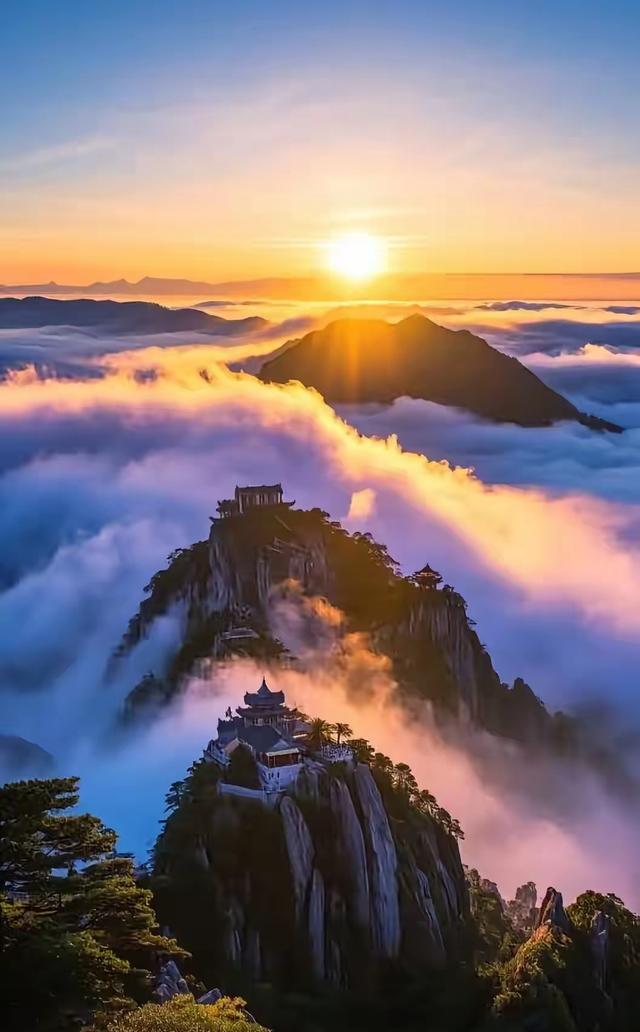 天空，云海，山峦都染成一偏绚烂