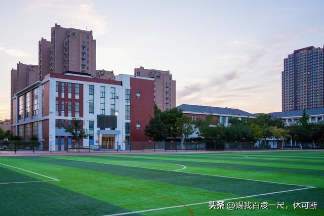 那年我吹牛说喜欢女同桌，放学后她把我堵在胡同，拎起了我的耳朵