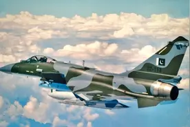 歼10首战大捷，要买阵风的沙特坐不住了，媒体播放霹雳15击落画面图片