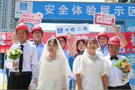 感动！工地上的浪漫婚纱照帮TA们圆梦！图片