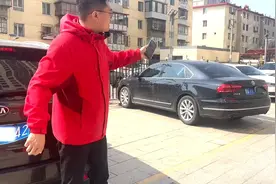 深夜 呼和浩特一男子走进停车场 竟把多辆汽车牌照掰弯......图片